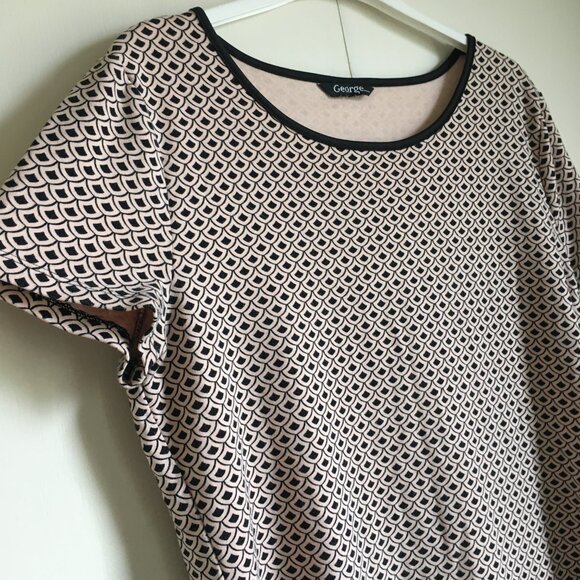 Soft Pink Mermaidcore Scale Print Tee - Picture 7 of 16